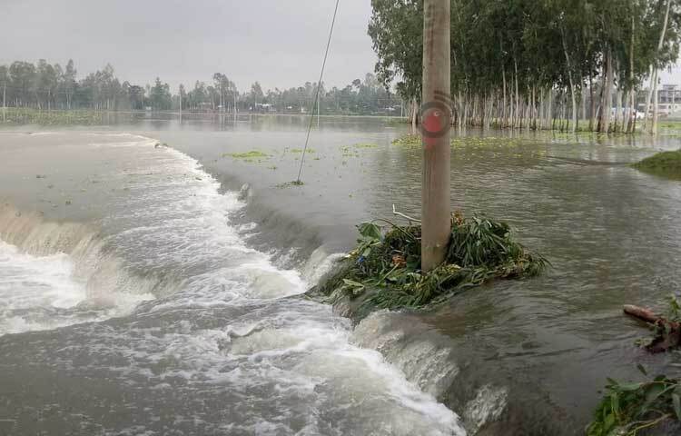 বেড়েছে তিস্তা, যমুনা ব্রহ্মপুত্র, ঘাঘট ও করতোয়া নদীর পানি। এছাড়া গাইবান্ধার ফুলছড়ি পয়েন্টে যমুনা ও ব্রহ্মপুত্র নদের পানি বিপৎসীমার ৬২ সেন্টিমিটার ওপর দিয়ে প্রবাহিত হচ্ছে। ছবি: এ এইচ শামীম