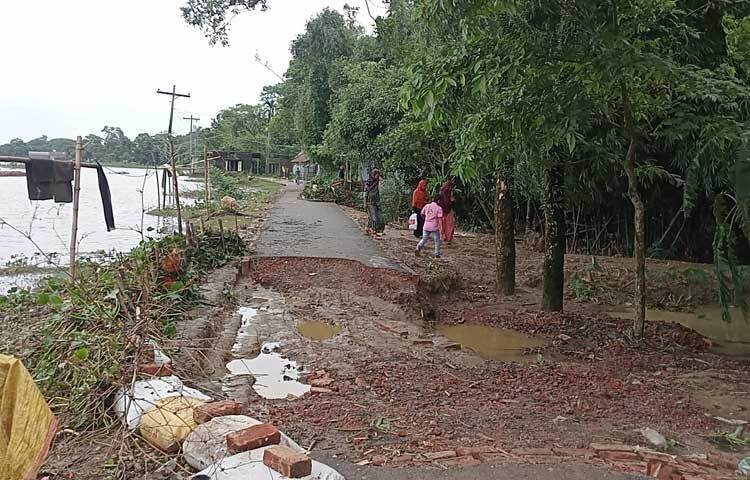 জেলা শহরের সঙ্গে তাহিরপুর উপজেলার সড়কপথে সরাসরি যোগাযোগ সচল হয়েছে এবং দোয়ারাবাজার উপজেলার সঙ্গে সুরমা, লক্ষ্মীপুরসহ তিন ইউনিয়নের সড়ক যোগাযোগ সচল হওয়ায় স্বস্তি ফিরেছে ভাটি অঞ্চলের মানুষদের মনে। ছবি: লিপসন আহমেদ