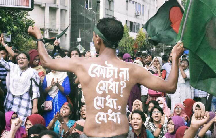 কোটা নিয়ে হাইকোর্টের রায় স্থগিত না হওয়ায় ক্ষুব্ধ আন্দোলনরত শিক্ষার্থীরা। ছবি: বিপ্লব দীক্ষিত