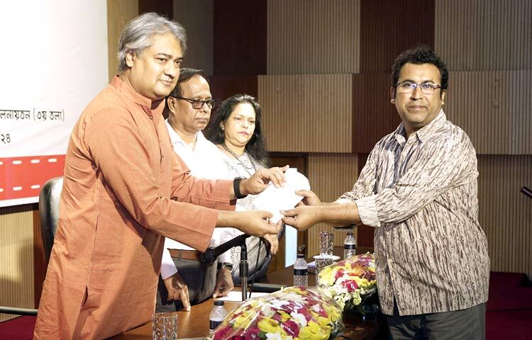 তথ্য ও সম্প্রচার প্রতিমন্ত্রী মোহাম্মদ আলী আরাফাত আজ ঢাকায় তথ্য ভবন মিলনায়তনে ২০২৩-২৪ অর্থবছরে পূর্ণদৈর্ঘ ও স্বল্পদৈর্ঘ চলচ্চিত্র নির্মাণের অনুদানের চেক বিতরণ করেন। ছবি: পিআইডি