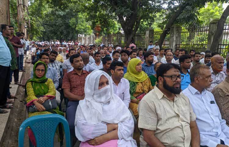 ৮ জুলাই সকাল থেকেই আন্দোলনের অংশ হিসেবে স্বাভাবিক কাজকর্মে যোগ দেননি পরিষদের নেতাকর্মীরা। দুদিন বিরতি দিয়ে ধারাবাহিক কর্মবিরতির আজ ষষ্ঠ দিন। ছবি: হাসান আলী