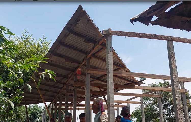 নদী ভাঙনে ভিটেমাটি হারিয়ে বহু মানুষ নিঃস্ব হলেও ক্ষতিগ্রস্তদের পাশে দাঁড়ায়নি কেউ। ভাঙনরোধে নেওয়া হয়নি কোনো পদক্ষেপ। ছবি: বি.এম খোরশেদ