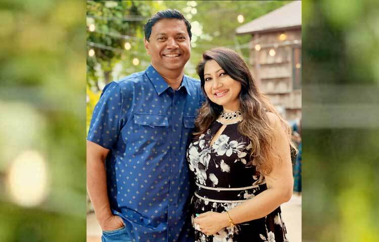 ক্যাপশনে লিখেছেন, ‘তুমি যে আমার ফোনের ব্যাটারি, তোমাকে ছাড়া আমি একদম চলি না!’ ছবি: প্রিয়ার ফেসবুক থেকে