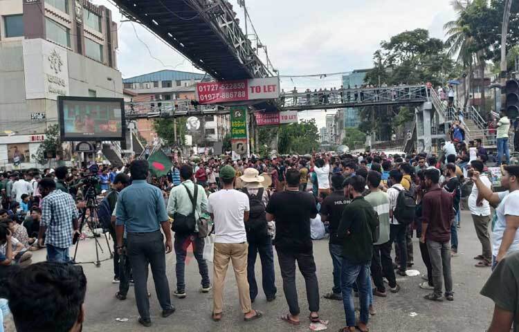 এসময় শিক্ষার্থীরা,‘আঠারোর হাতিয়ার, গর্জে ওঠো আরেকবার’, ‘আমার সোনার বাংলায়, বৈষম্যের ঠাঁই নাই’, ‘সংবিধানের মূল কথা, সবার জন্য সমতা’, ‘বঙ্গবন্ধুর বাংলায়, বৈষম্যের ঠাঁই নাই’, ‘সারা বাংলায় খবর দে, কোটা প্রথার কবর দে’সহ বিভিন্ন কোটাবিরোধী স্লোগান দিতে থাকেন। ছবি: নাহিদ হাসান