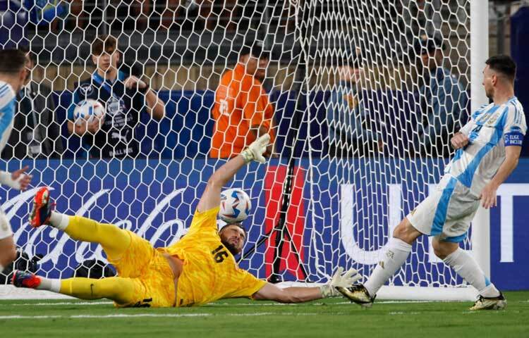 মাঠে নেমে কানাডার বিপক্ষে দ্বিতীয় গোলটি করেন মেসি। আর এর সঙ্গেসঙ্গেই আন্তর্জাতিক ফুটবলের ইতিহাসের দ্বিতীয় সর্বোচ্চ গোলদাতা হয়ে যান তিনি। তার জাতীয় দলের হয়ে গোল সংখ্যা ১০৯টি। মেসির সামনে এখন রয়েছে ১৩০ গোল করা ক্রিশ্চিয়ানো রোনালদো। ছবি: এএফপি