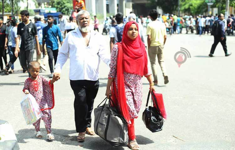 সবচেয়ে বেশি ভোগান্তিতে পড়েছেন নারী-শিশুরা। ছবি: মাহবুব আলম