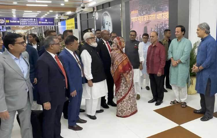 সফরের শেষ দিন ১০ জুলাই বেইজিংয়ের গ্রেট হল অব দ্য পিপলে বাংলাদেশের প্রধানমন্ত্রী ও চীনের প্রধানমন্ত্রীর মধ্যে একটি প্রতিনিধি পর্যায়ের দ্বিপাক্ষিক বৈঠকের পর দুই দেশ ২১টি সমঝোতা স্মারক সেই করে এবং সাতটি প্রকল্পের ঘোষণা দেয়। ছবি: ইয়াসিন কবির জয়