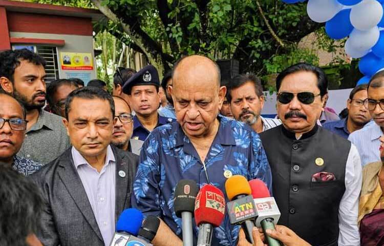 নীলফামারী সদর উপজেলার দীঘলডাঙ্গি গ্রামে সঞ্জীব-মালতী কমিউনিটি ক্লিনিক উদ্বোধন করেন স্বাস্থ্যমন্ত্রী ডা. সামন্ত লাল সেন। ছবি: ইব্রাহিম সুজন