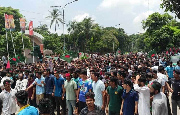 শিক্ষার্থীদের পদযাত্রায় ঢাকা বিশ্ববিদ্যালয়, জগন্নাথ বিশ্ববিদ্যালয়, ঢাকা কলেজসহ রাজধানীর বেশ কয়েকটি শিক্ষাপ্রতিষ্ঠানের শিক্ষার্থীরা অংশ নিয়েছেন।  ছবি: নাহিদ হাসান