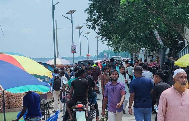 দেশের বিভিন্ন এলাকা থেকে মানুষ ছুটে এসেছেন হাওরের মনোমুগ্ধকর সৌন্দর্য উপভোগ করতে। ছবি: এসকে রাসেল