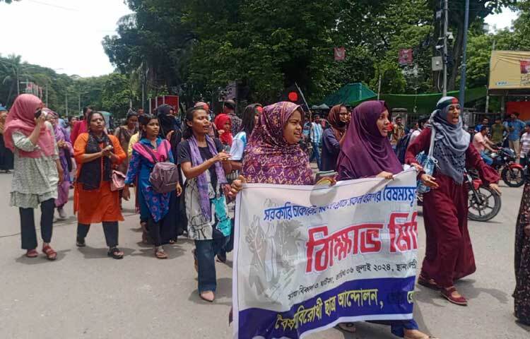 ১৫ জুলাই দুপুর ১২টা থেকেই বিভিন্ন হল থেকে ছোট ছোট মিছিল নিয়ে রাজু ভাস্কর্যের পাদদেশে আসতে থাকেন শিক্ষার্থীরা। ছবি: হাসান আলী