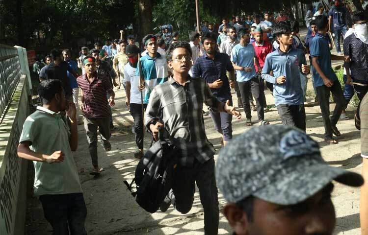 সংঘর্ষকে কেন্দ্র করে পুরো ঢাকা বিশ্ববিদ্যালয় ক্যাম্পাসে থমথমে পরিস্থিতি বিরাজ করছে। ছবি: মাহবুব আলম