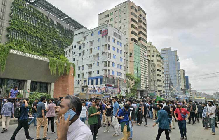 অন্যদিকে শিক্ষার্থীদের ওপর হামলার প্রতিবাদ এবং প্রধানমন্ত্রীর বক্তব্য প্রত্যাহার ও এক দফা দাবিতে দেশের সব বিশ্ববিদ্যালয়ে আজ মঙ্গলবার বিকেল ৩টায় বিক্ষোভ মিছিল করবে বৈষম্যবিরোধী ছাত্র আন্দোলন। ছবি: জাগো নিউজ