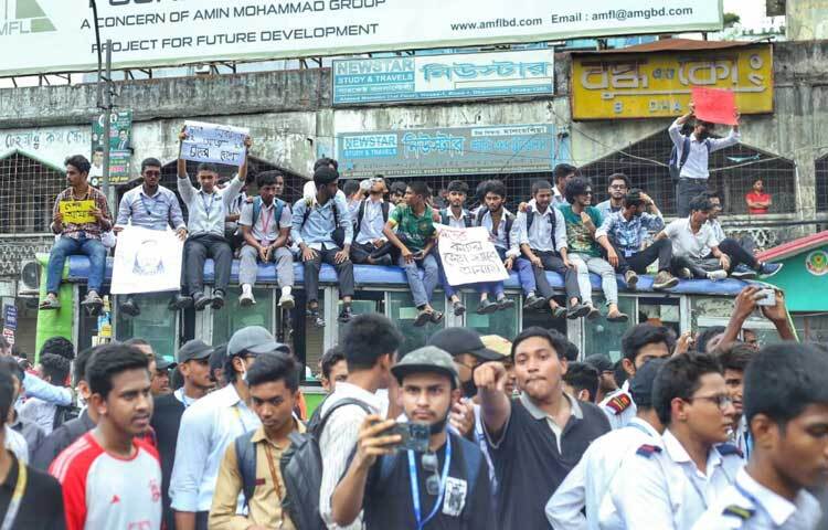 আজ দুপুর ১২টার পর সায়েন্সল্যাব মোড়ে ঢাকা কলেজ, আইডিয়াল কলেজ, সিটি কলেজ, বীরশ্রেষ্ঠ নূর মোহাম্মদ পাবলিক কলেজ এবং বীরশ্রেষ্ঠ মুন্সী আব্দুর রউফ পাবলিক কলেজের শিক্ষার্থীরা অবরোধ শুরু করেন। ছবি: মাহবুব আলম