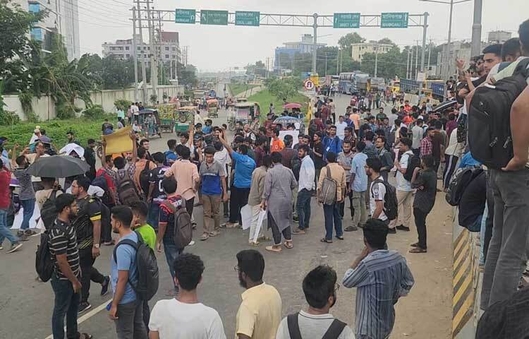 ঢাকা-আরিচা মহাসড়কের সাভারের নয়ারহাট এলাকায় নেমে আসেন জাতীয় বস্ত্র প্রকৌশল ও গবেষণা ইনস্টিটিউটের (নিটার) শিক্ষার্থীরা। ছবি: মাহফুজুর রহমান নিপু