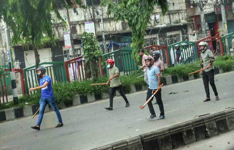 সায়েন্সল্যাব থেকে ঢাকা কলেজ পর্যন্ত এলাকায় দফায় দফায় সংঘর্ষ চলছে। ছবি: মাহবুব আলম