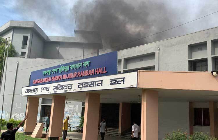 এ বিষয়ে বিশ্ববিদ্যালয়ের উপচার্য গোলাম সাব্বির সাত্তার বলেন, ‘আন্দোলনকারীরা বঙ্গবন্ধু হলের নিচতলায় আগুন দিয়েছে। আগুন নেভানোর কাজ চলছে।’ ছবি: সাখাওয়াত হোসেন