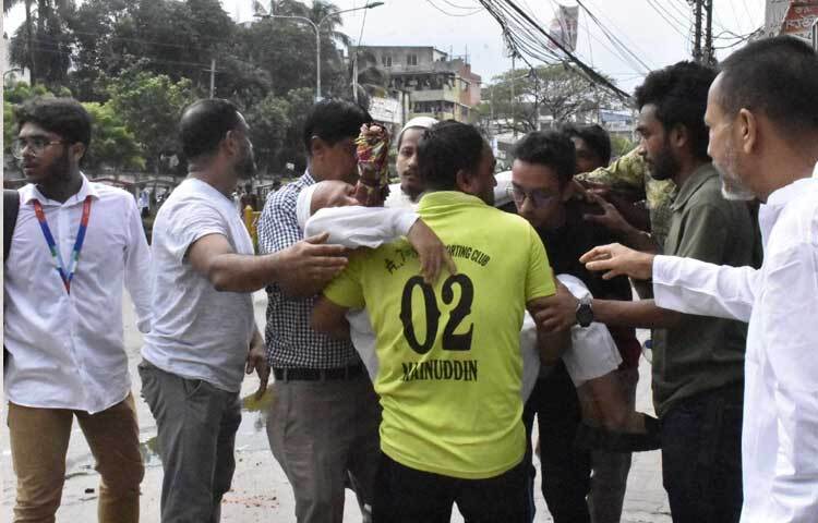 আন্দোলনকারীদের অভিযোগ, পুরান ঢাকার আওয়ামী লীগ ও যুবলীগের নেতাকর্মীরা এ গুলিবর্ষণ করেছে। এতে জগন্নাথ বিশ্ববিদ্যালয়ের চার শিক্ষার্থী গুলিবিদ্ধ হয়েছেন। তাদের ঢাকা ন্যাশনাল মেডিকেল কলেজ হাসপাতালে ভর্তি করা হয়েছে। ছবি: বিপ্লব দীক্ষিত