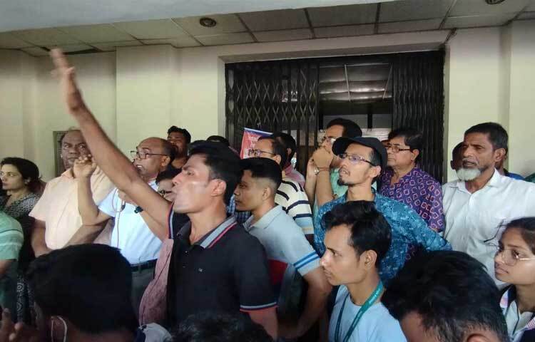 হল ত্যাগের নির্দেশনা আজ দুপুর দুইটার মধ্যে নিষিদ্ধ করতে হবে। মেস মালিকদের চিঠি দিয়ে দ্রুত সময়ে মেস খোলার নির্দেশ দিতে হবে। ছবি: মনির হোসেন মাহিন