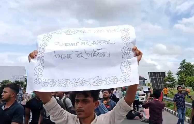 একই সময় মুন্সিগঞ্জ শহরের সুপারমার্কেট এলাকায় কোটা সংস্কার আন্দোলনকারীদের ওপর হামলা করে ছাত্রলীগের নেতাকর্মীরা। এতে অন্তত পাঁচ শিক্ষার্থী আহত হন। ছবি: আরাফাত রায়হান সাকিব