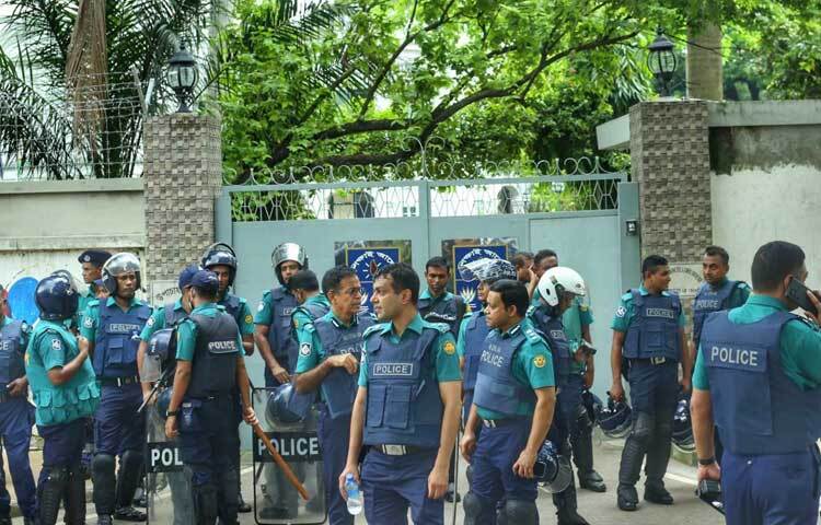 আজ সকাল থেকে ঢাকা বিশ্ববিদ্যালয়ে অবস্থান নেন পুলিশ, র‍্যাব ও বিজিবির সদস্যরা। ছবি: মাহবুব আলম