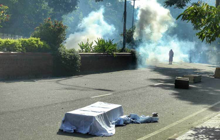 শিক্ষার্থীদের মিছিলটি লক্ষ করে একের পর এক সাউন্ড গ্রেনেড নিক্ষেপ করে পুলিশ।  ছবি: মাহবুব আলম