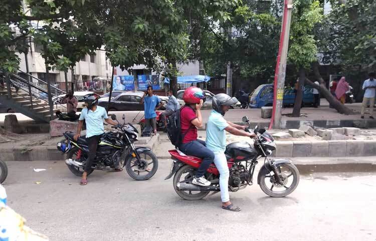 বাস না পেয়ে বাধ্য হয়ে রিকশা, মোটরসাইকেল, সিএনজিচালিত অটোরিকশায় বা হেঁটে গন্তব্যে যেতে হচ্ছে সবাইকে। ছবি: জান্নাত শ্রাবণী