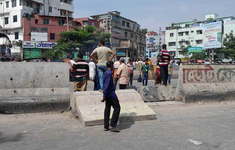 এই এলাকায় অনেক পোশাক কারখানা থাকায় কর্মীদের হেঁটে গন্তব্যে যেতে দেখা গেছে। ছবি: মাসুদ রানা