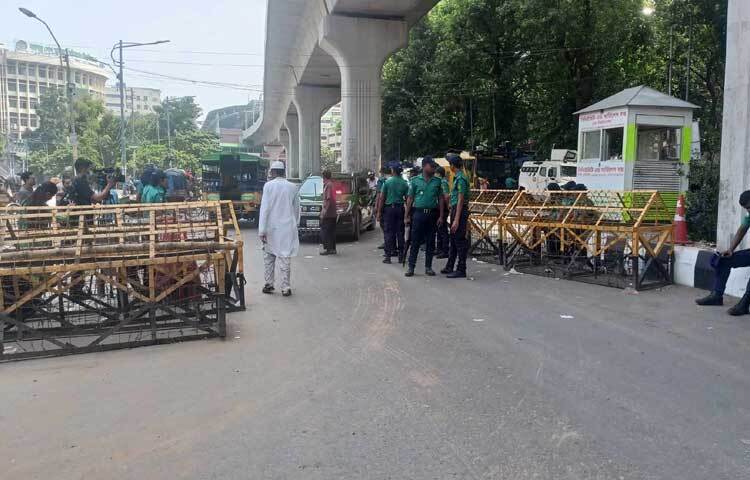 গণপরিবহন চলাচল পুরোপুরি বন্ধ রয়েছে। দু-একজন পথচারীর দেখা মিললেও তাদেরও পুলিশের কাছে রাস্তা পারাপারের সুনির্দিষ্ট কারণ উল্লেখ করতে হচ্ছে। ছবি: মফিজুল সাদিক