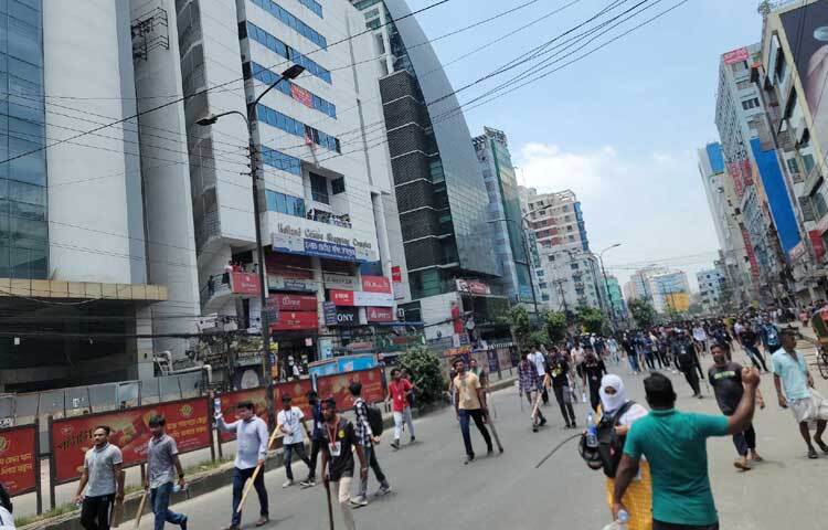 ‘কমপ্লিট শাটডাউন’ পালন করতে সড়কে নেমেছেন শিক্ষার্থীরা। ছবি: হাসান আদিব