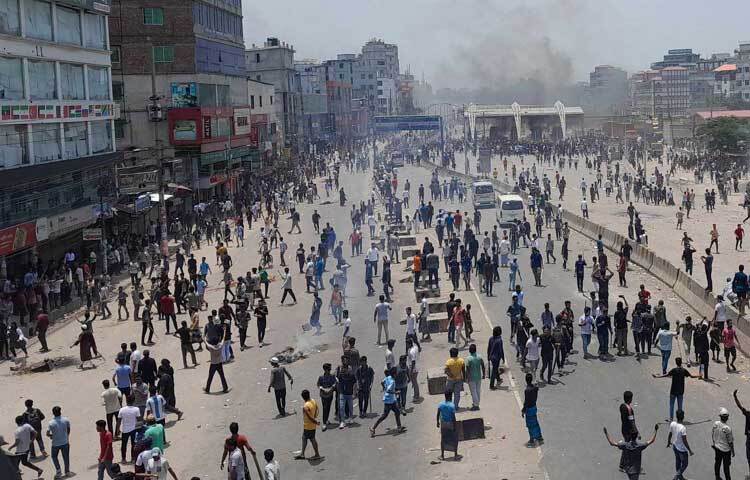 শত শত আন্দোলনকারী পুলিশের সঙ্গে সংঘর্ষে জড়িয়েছেন। এ সময় পুলিশ আন্দোলনকারীদের লক্ষ্য করে মুহুর্মুহু টিয়ারশেল নিক্ষেপ করতে থাকে। পরে আন্দোলনকারীরাও পুলিশের দিকে লক্ষ্য করে ইট-পাটকেল নিক্ষেপ করছেন। ছবি: মাসুদ রানা