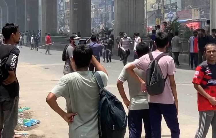 দুপুর ১টার দিকে পুলিশ, ছাত্রলীগ ও যুবলীগের নেতাকর্মীরা গোলচত্বরে অবস্থান নেয়। আর আন্দোলনকারীদের অবস্থান গোলচত্বর থেকে কাজীপাড়ার দিকে আসতে আল-হেলাল হাসপাতালের সামনে। ছবি: তৌহিদুজ্জামান তন্ময়