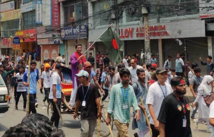 শিক্ষার্থীদের সঙ্গে একাত্বতা প্রকাশ করেছেন তিনি। ছবি: হাসান আদিব
