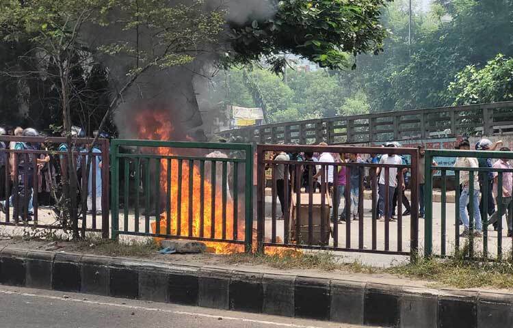 কোথাও কোথাও পুলিশ সাউন্ড গ্রেনেড নিক্ষেপ করে শিক্ষার্থীদের সরিয়ে দেওয়ার চেষ্টা করছেন। এতে পরিস্থিতি আরও উত্তপ্ত হয়ে উঠছে। ছবি: জাগো নিউজ