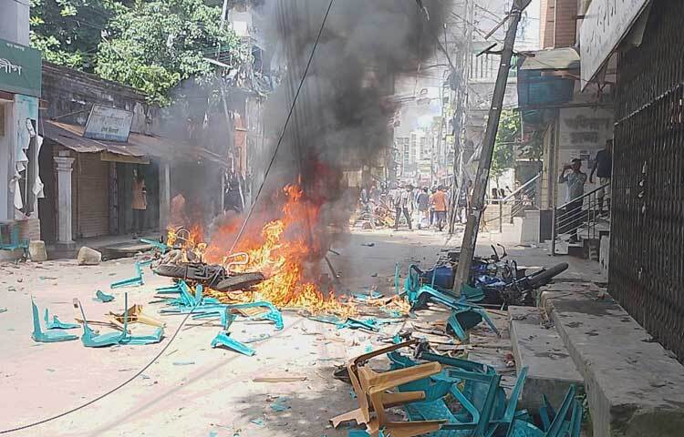 দিনাজপুরে আওয়ামী লীগ অফিস ভাঙচুরসহ অগ্নিসংযোগ করা হয়েছে। ছবি: এমদাদুল হক মিলন