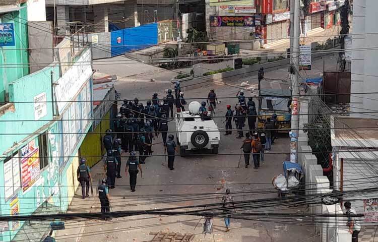 সতর্ক অবস্থানে পুলিশ বাহিনী। ছবি: ইকবাল হোসেন