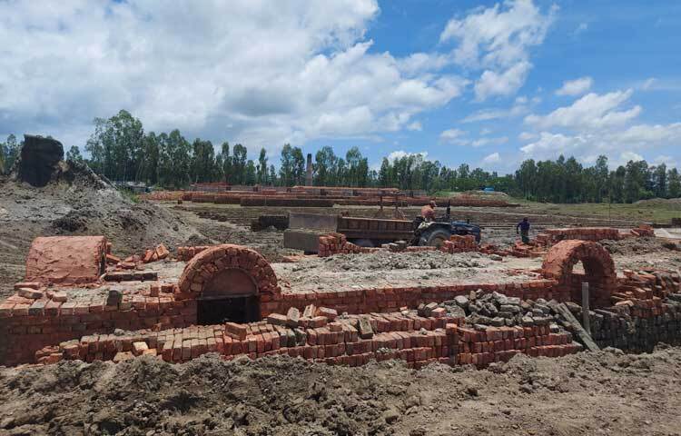 প্রায় দুই মাস ধরে আলমডাঙ্গা হান্নানের মোড় থেকে এলজিইডির সড়কের দক্ষিণপাশে ভাটার নির্মাণ কাজ চলছে। ছবি: এ এইচ শামীম