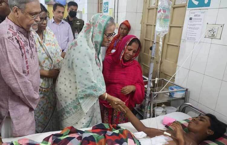 প্রধানমন্ত্রী আহতদের অবস্থা দেখে আবেগাপ্লুত হয়ে পড়েন এবং চোখের পানি ধরে রাখার সর্বোচ্চ চেষ্টা করেন। ছবি: ইয়াসিন কবির জয়