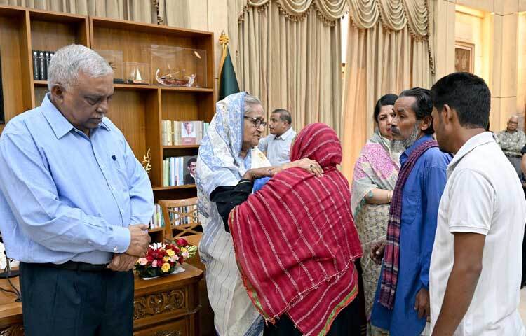 অনেকে প্রধানমন্ত্রীকে জড়িয়ে ধরে কান্নায় ভেঙে পড়েন। এ সময় আবেগাপ্লুত হন প্রধানমন্ত্রী শেখ হাসিনাও। ছবি: পিআইডি