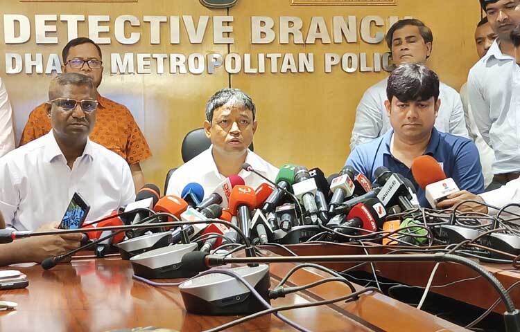 নিরাপত্তা স্বার্থে কোটা আন্দোলনের যে পাঁচ সমন্বয়ককে ডিবি হেফাজতে নিয়ে আসা হয়েছে তাদের নিয়ে দুশ্চিন্তা না করার অনুরোধ জানিয়েছেন ঢাকা মহানগর গোয়েন্দা পুলিশের অতিরিক্ত কমিশনার মোহাম্মদ হারুন অর রশীদ। ছবি: তৌহিদুজ্জামান তন্ময়