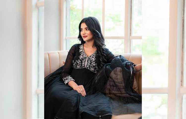 অভিনেত্রী মায়াবী চাহনি আর রহস্যময় হাসিতে মুগ্ধ ভক্ত-অনুরাগীরা। ছবি: ইনস্টাগ্রাম থেকে