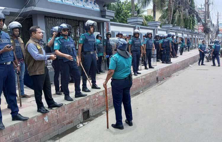 এদিকে ছাত্র আন্দোলনের যেকোনো প্রকার সহিংসতা প্রতিরোধ করতে ব্যাপক সংখ্যক পুলিশের পাশাপাশি শিববাড়ি মোড় এলাকায় বিজিবিকেও অবস্থান করতে দেখা গেছে। ছবি: আলমগীর হান্নান
