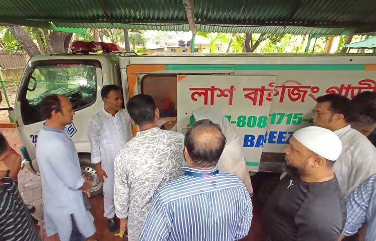 এর আগে ব্যান্ডদল মাইলসের পক্ষ থেকে জানানো হয়েছে, শ্রদ্ধা নিবেদনের উদ্দেশে শাফিনের মরদেহ কোথাও নেওয়া হবে না। যেহেতু মৃত্যুর পর অনেকটা সময় পেরিয়ে গেছে, তাই দ্রুত জানাজা শেষে শিল্পীকে দাফন করতে চান তারা। ছবি: মাহবুব আলম