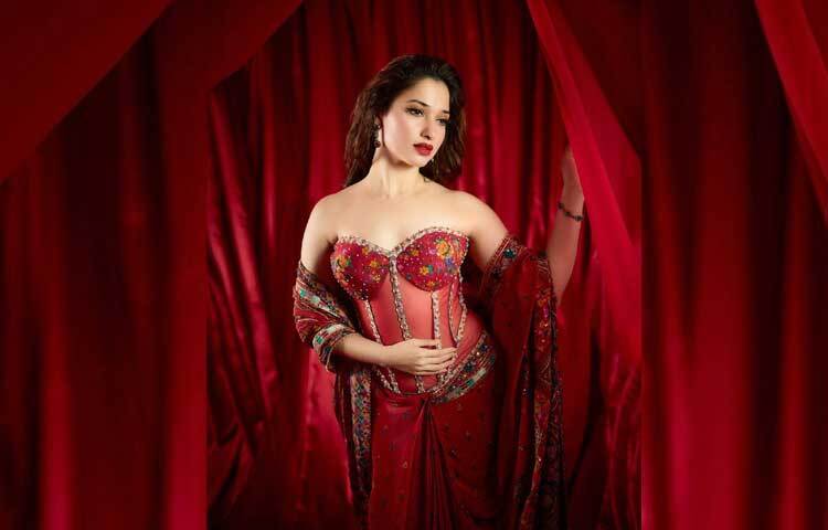 জনপ্রিয় এই অভিনেত্রী কাজের পাশাপাশি সোশ্যাল মিডিয়াতেও বেশ সরব। প্রায় সময়ই আবেদনময়ী ছবি শেয়ার করে নেটদুনিয়ার উষ্ণতা ছড়াতে বেশ দক্ষ এই তামান্না। ছবি: ইনস্টাগ্রাম