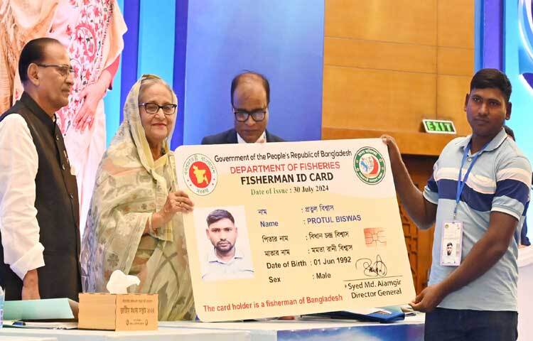 রাজধানীর বঙ্গবন্ধু আন্তর্জাতিক সম্মেলন কেন্দ্রে জাতীয় মৎস্য সপ্তাহের উদ্বোধনী অনুষ্ঠানে দুজন মৎস্যজীবীকে স্মার্ট আইডি কার্ড প্রদান করেন প্রধানমন্তী শেখ হাসিনা। ছবি: পিআইডি