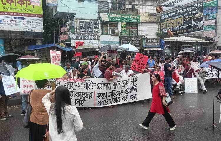 সমাবেশে শিল্পীরা ‘ভয়হীন-ন্যায্য-মানবিক মর্যাদার বাংলাদেশ চাই’, ‘সব হত্যাকাণ্ডের বিচার করো’, ‘হত্যা-সহিংসতা-গণগ্রেফতার-হয়রানি বন্ধ কর’ স্লোগান দিতে থাকেন। ছবি: মফিজুল সাদিক