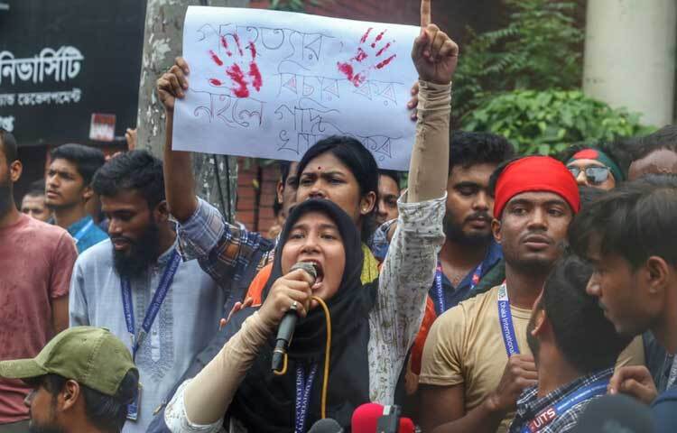 এসময় শিক্ষার্থীরা হত্যাকারীদের বিচার ও সরকারের পদত্যাগ চেয়ে স্লোগান দিতে থাকে। ছবি: মাহবুব আলম