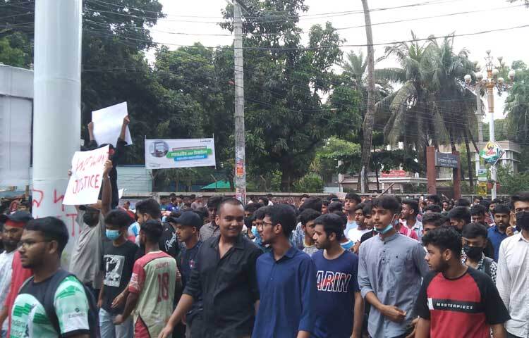 বেলা ১১টায় টাঙ্গাইল প্রেসক্লাব চত্বর ও বিন্দুবাসিনী সরকারি বালক উচ্চ বিদ্যালয়ের সামনে সমবেত হন পাঁচ শতাধিক শিক্ষার্থী ও অভিভাবকরা। ছবি: আরিফ উর রহমান টগর