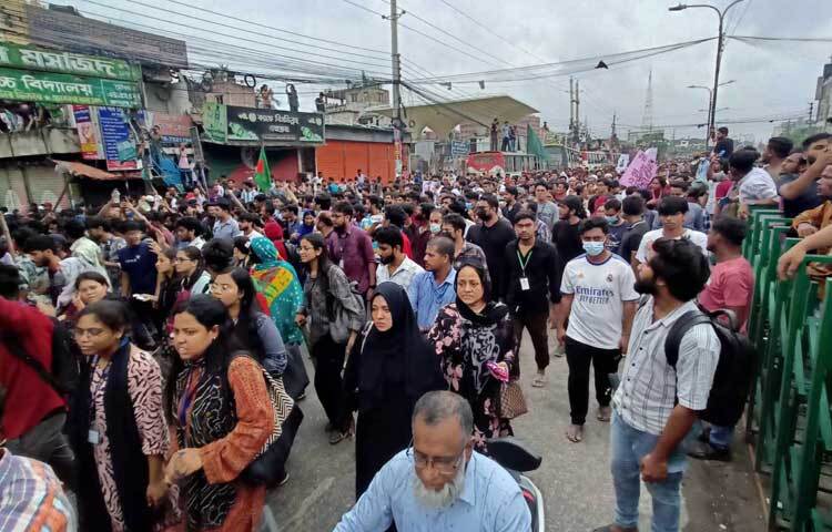 এসময় রাস্তায় পুলিশ অবস্থান করলেও ছাত্রদের উপস্থিতি বাড়ায় সরে যায় তারা। ছবি: মাহবুব আলম