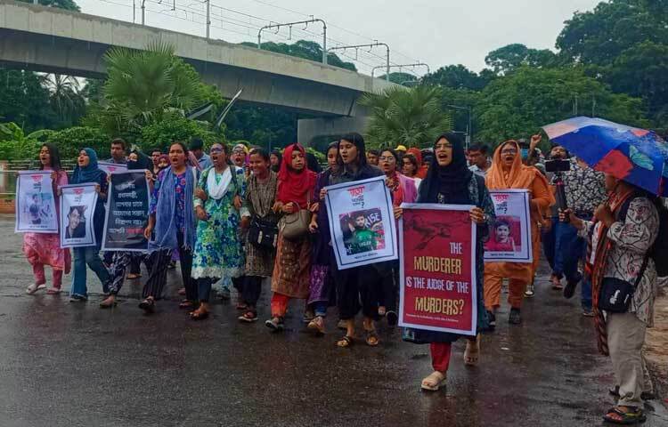 দুপুর থেকেই শহীদ মিনারে আসতে শুরু করেন শিক্ষার্থীরা। ছবি: হাসান আলী